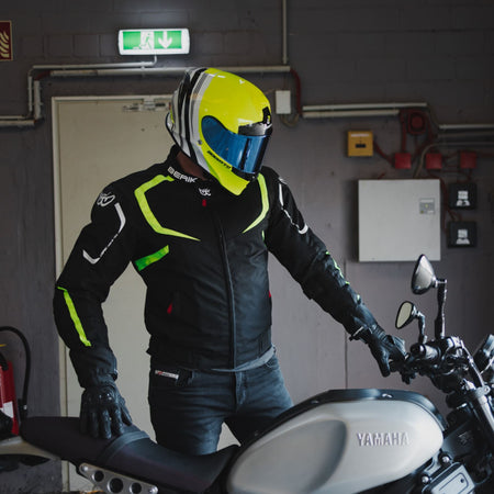 Berik X-Speed Air Motorcycle Textile Jacket（ベリック エックス スピード エア モーターサイクル テキスタイル ジャケット）（ブラック／ホワイト／ネオンイエロー）メッシュジャケット　ライダーとバイクの写真